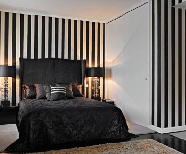 Dinding dengan pola garis-garis vertikal